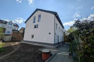 Luxus-Neubau (KfW 40) Erdwärme, Kühlung, Lüftung, PV und Garten – 8 Min. zum HBF – Die vollständige Adresse der Immobilie erhältst du vom Anbieter., 65933 Griesheim, Frankfurt am Main – Vorschaubild 1