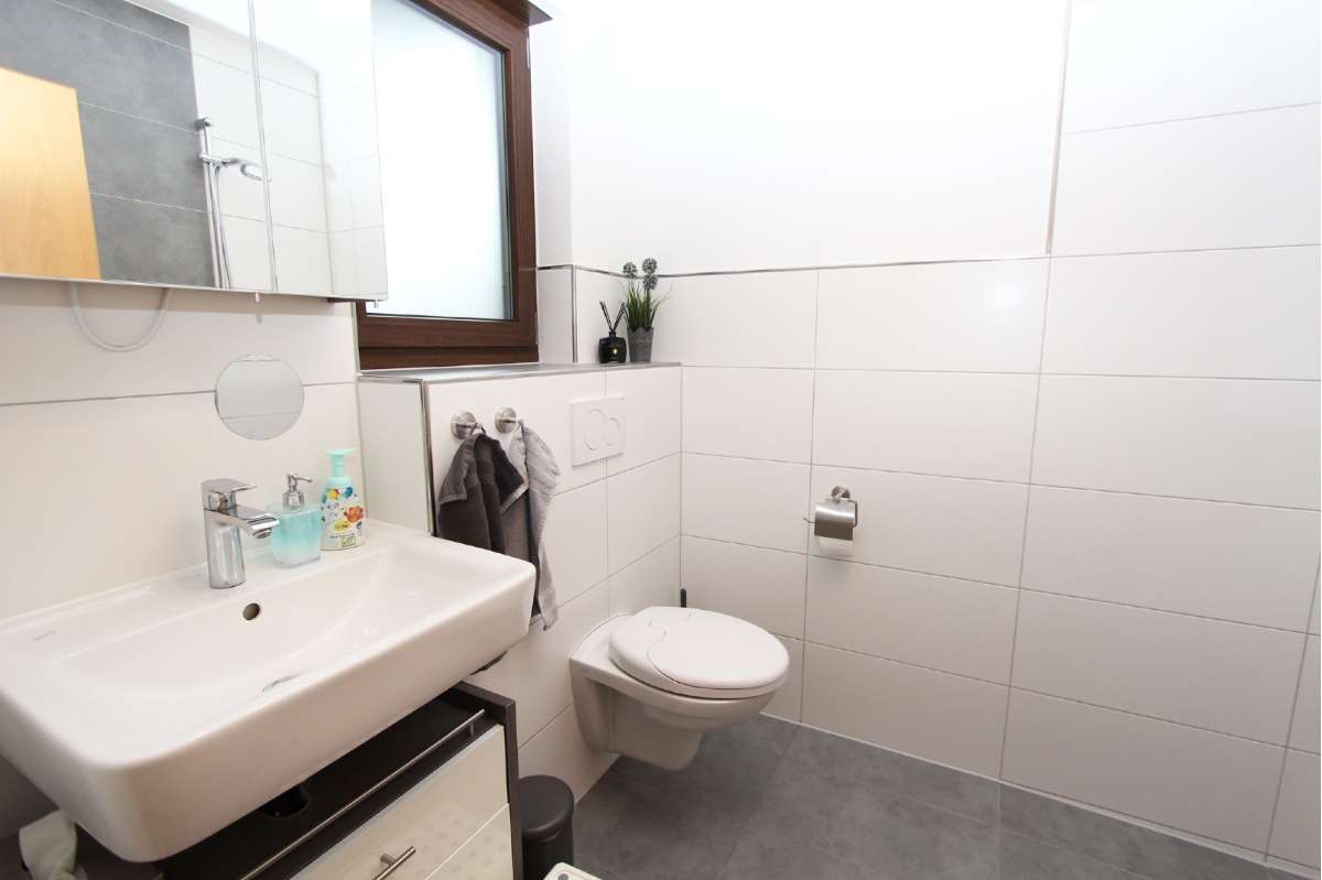 Immobilie in Flörsbachtal - Hochwertig saniertes Einfamilienhaus - Bild 1