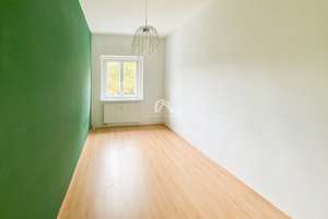 2 ZIMMER MIT BALKON | 3.OG | RENOVIERUNGSBEDARF | GRÜNE OASE | PRENZLAUER BERG | PROVISIONSFREI | – Werner-Kube-Straße 10, 10407 Prenzlauer Berg, Berlin – Vorschaubild 2