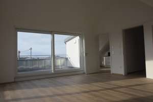 exclusive 4 Zimmer DG Wohnung  mit EBK  Dachterasse und Carport