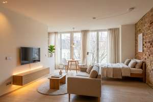 Deine Zweitwohnung? Studio Apartment mit Fahrstuhl im Dachgeschoss eines schönen Altbaus – Wühlischstraße 32, 10245 Friedrichshain, Berlin – Vorschaubild 1