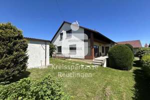 Großzügiges Zweifamilienhaus mit Garten und Doppelgarage in ruhiger Lage – Die vollständige Adresse der Immobilie erhältst du vom Anbieter., 72813 Sankt Johann – Vorschaubild 1