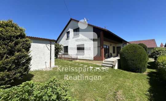 Großzügiges Zweifamilienhaus mit Garten und Doppelgarage in ruhiger Lage