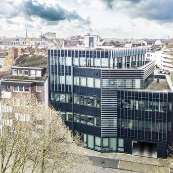 Mit Blick auf den Hafen: Moderne Bürofläche in Duisburg | Stellplätze | gute Anbindung