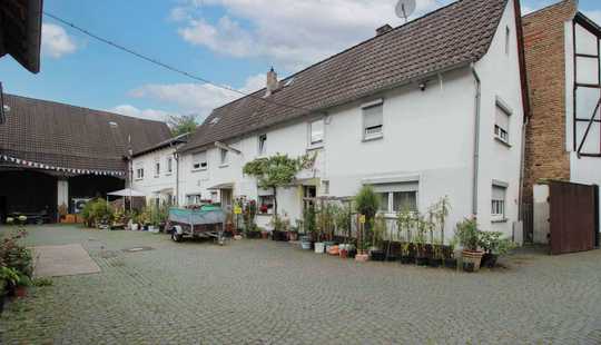 Bild von Vielseitiges Mehrfamilienhaus mit Scheune & 6 Garagen in ruhiger Sackgasse von Liederbach