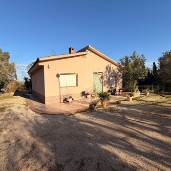 Charmantes Anwesen mit Villa und Pool, umgeben von Natur