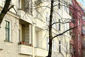 Licht, Ruhe, Rückzug und zentral – oberste Etagenwohnung,  Balkon,  Nähe Helmholzplatz – Stubbenkammerstr. 11, 10437 Prenzlauer Berg, Berlin – Vorschaubild 1