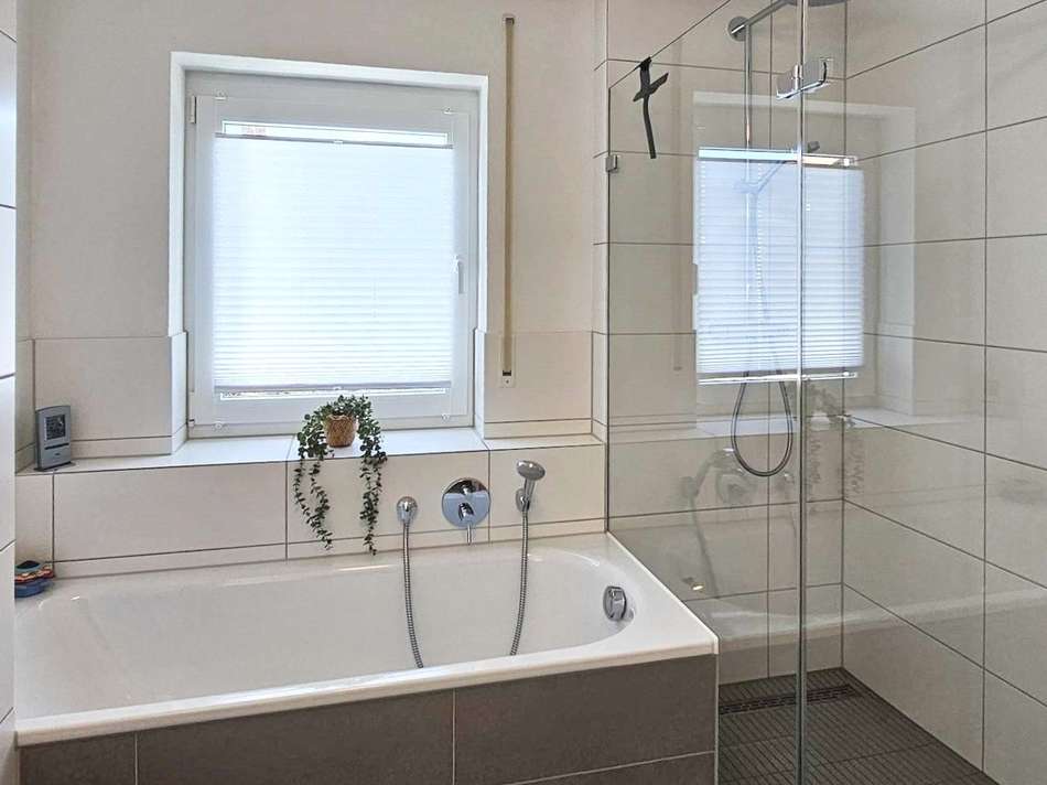 Bad mit Wanne + Dusche