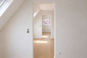 Erstbezug nach Kernsanierung – Helle 3-Zimmer-Dachgeschosswohnung in Stuttgart-Möhringen – Rübezahlweg 10A, 70567 Möhringen-Süd, Stuttgart – Vorschaubild 2