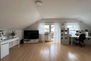 Moderne 3,5 Zimmer Dachgeschosswohnung mit Südbalkon, Kellerraum und zwei Pkw-Stellplätzen