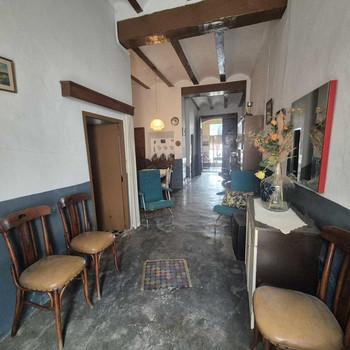 DorHhaus mit großem Innenhof an zwei Straßen
