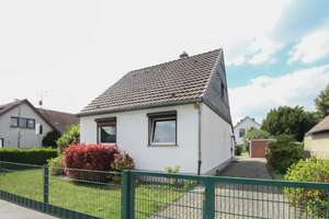 Charmantes Haus auf Eckgrundstück mit großem Potenzial in Düsseldorf-Vennhausen – Die vollständige Adresse der Immobilie erhältst du vom Anbieter., 40627 Vennhausen, Düsseldorf – Vorschaubild 2
