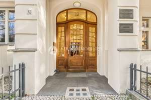 Stuck, Dielen & Flügeltüren: Altbau-Juwel in begehrter Seitenstraße am KuDamm! – Giesebrechtstraße 12, 10629 Charlottenburg, Berlin – Vorschaubild 4