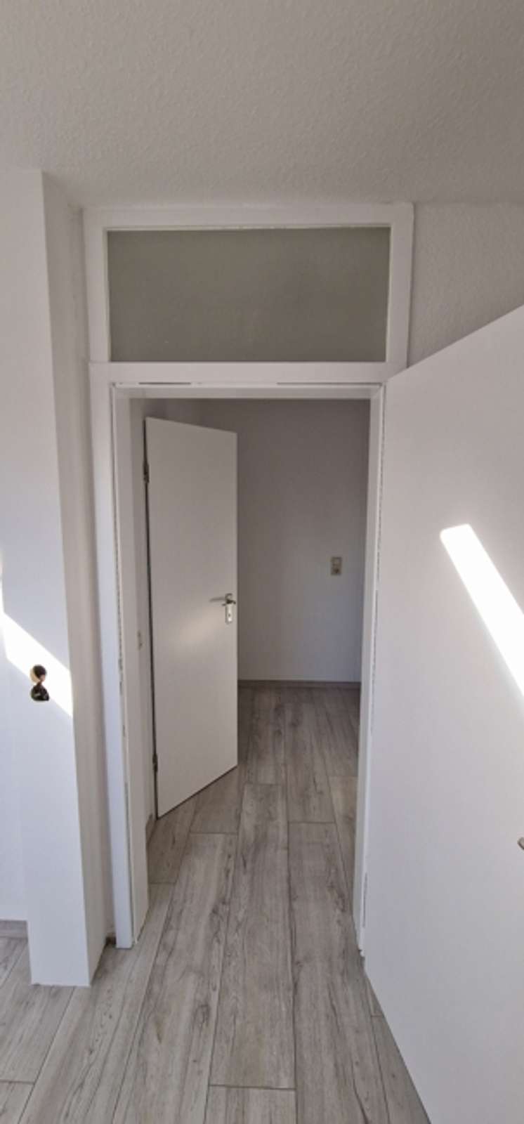 Attraktive 2-Zimmer-DG-Wohnung mit komplett saniertem Duschbad und Außenstellplatz (optional)