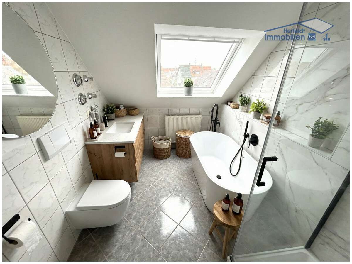 Immobilie in Klosterlechfeld - Exklusive 3,5-Zimmer-Maisonette in ruhiger Lage mit Balkon & 4 Stellplätzen - sofort bezugsfrei - Bild 1