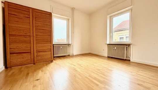 Bild von 2 Familienhaus mit großem Garten und vielen Parkplätzen / 179,53 qm Wfl. / Beide Wohneinheiten FREI