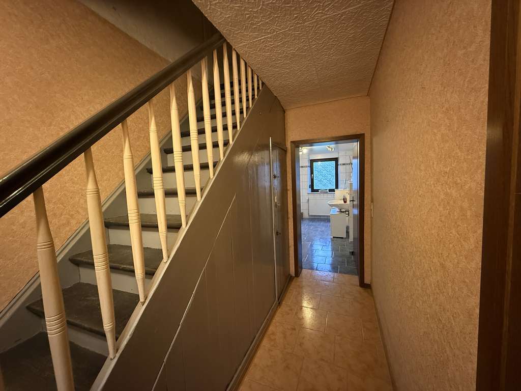 Immobilie in Eppelborn - Modernisierungsbedürftiges einseitig angebautes Haus mit Ausbaupotenzial – in ruhiger Lage von Eppel - Bild 2