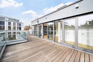 Seltene 3-Zi.-Wohnung mit eigenem Eingang, Dachterrasse, Dachgarten, Lift, ruhige Lage, nahe U-Bahn