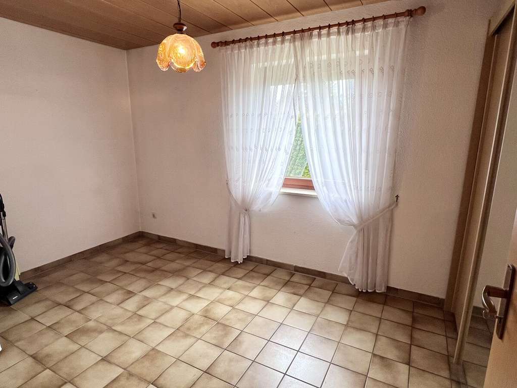 Immobilie in Zeitlarn - Einfamilienhaus mit großem Garten, Garage und Wintergarten - Bild 3