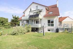 Solide Anlage: Neuwertige Erdgeschosswohnung mit Balkon und Garten – Die vollständige Adresse der Immobilie erhältst du vom Anbieter., 86697 Oberhausen – Vorschaubild 1