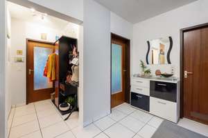 Ruhige 3-Zi.-Wohnung mit Süd-Balkon & TG-Stellplatz in zukünftig sanierter Wohnanlage – Haunstetten – Die vollständige Adresse der Immobilie erhältst du vom Anbieter., 86179 Haunstetten-Nord, Augsburg – Vorschaubild 6