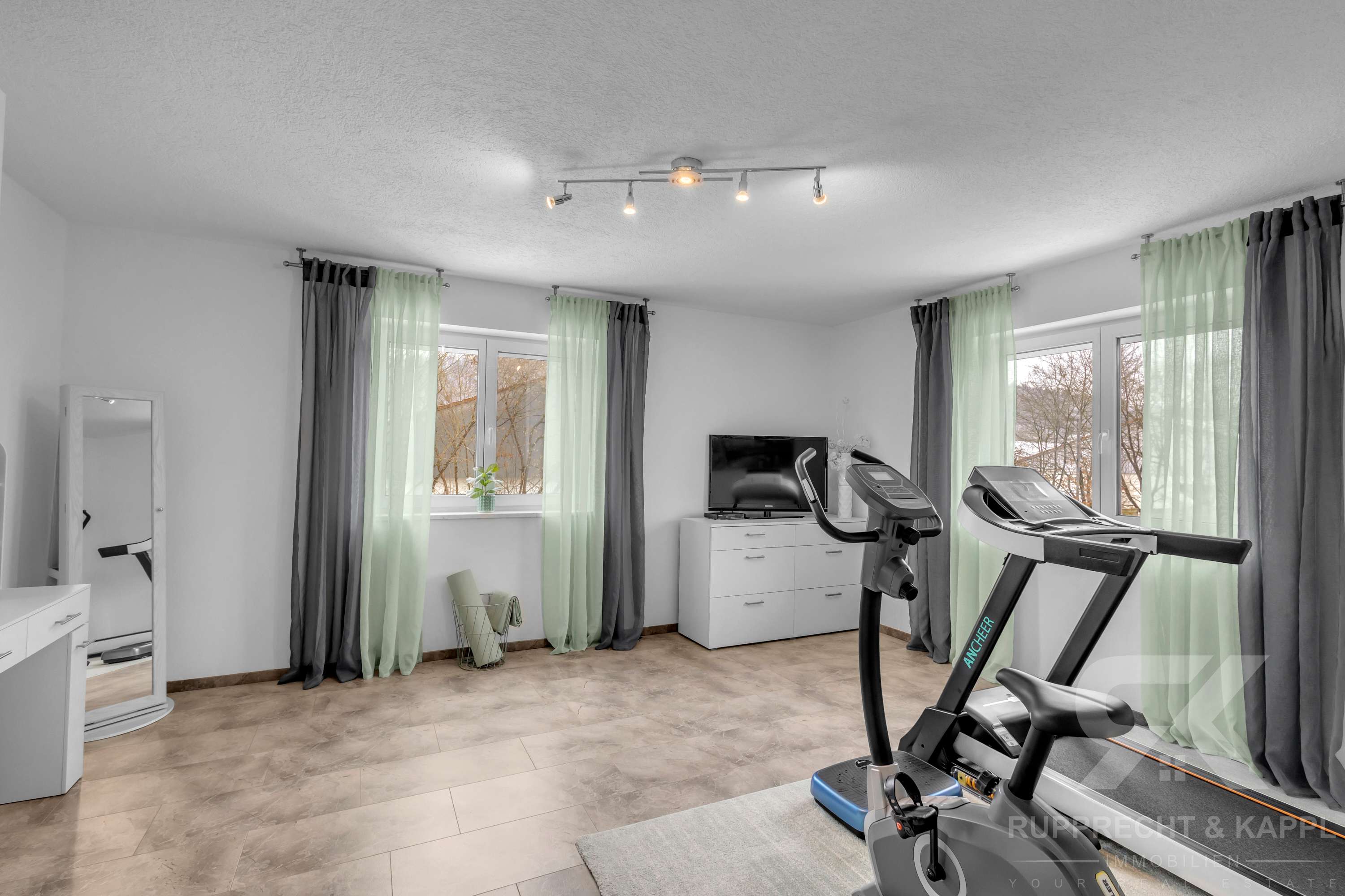 Immobilie in Teublitz - Modernes Einfamilienhaus mit ELW, Doppelgarage, PV-Anlage, viel Nutzfläche und Garten - Bild 2