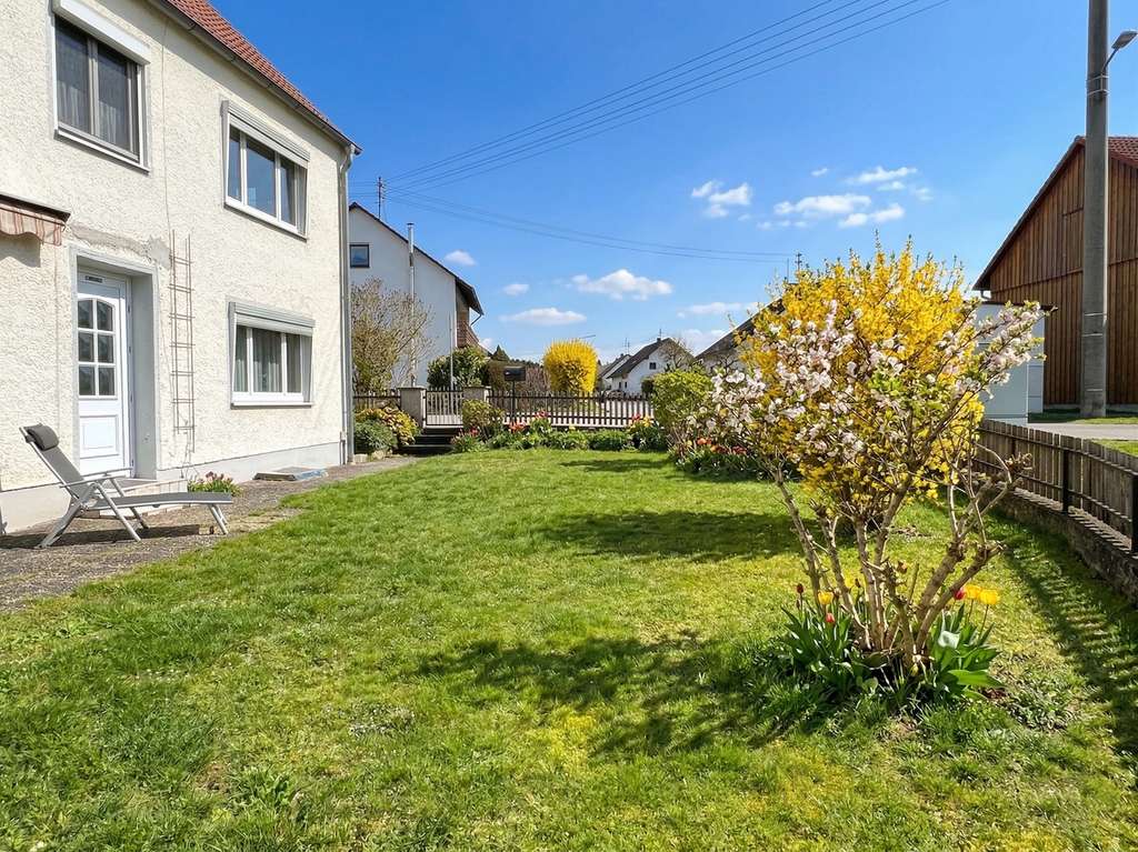 Immobilie in Deisenhausen - Einfamilienhaus mit zwei Wohnungen und Ausbaupotenzial - Bild 2