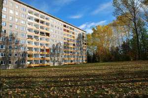 Am Stadtrand gelegene 3-Raum-Wohnung mit Balkon – C.-v.-Ossietzky-Str. 242, 9127 Gablenz, Chemnitz – Vorschaubild 1