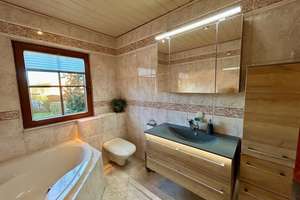 Lichtdurchflutetes 6-Zimmer-Haus mit Kamin, Balkon & Terrasse, Garten mit Pool und zwei Garagen – Die vollständige Adresse der Immobilie erhältst du vom Anbieter., 7318 Saalfeld/Saale – Vorschaubild 8