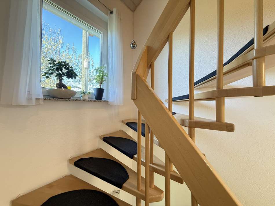 Holztreppe freitragend ins DG