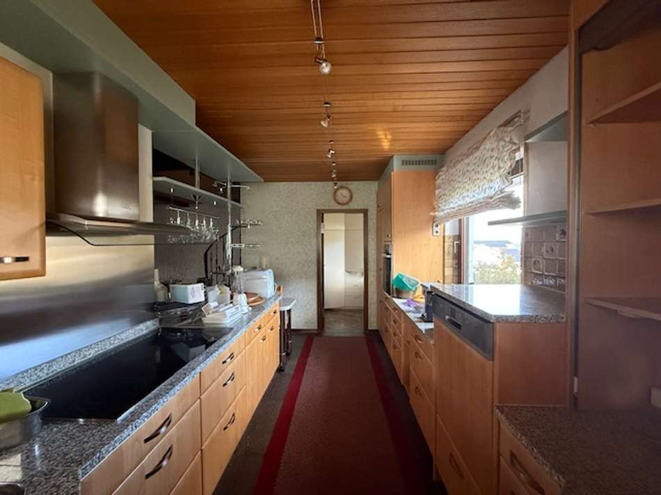 Küche mit Vorratskammer