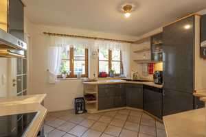 Das Landhaus für die Familie! Rarität: Zweifamilienvilla mit zus. Appartement, Kachelofen & Wellness – Garmisch-Partenkirchen (Kreis) – Vorschaubild 12