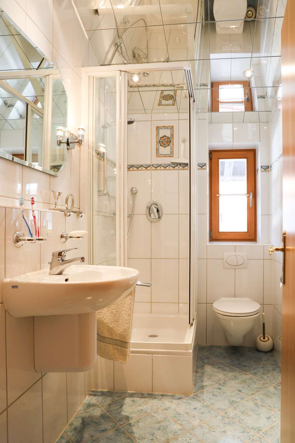 Immobilie in Seeon-Seebruck - Chiemsee- & Bergblick | Gemütliche 3-Zimmer-DG-Wohnung - Bild 1