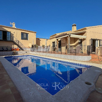 Villa mit Wohnung, Pool und Garage in El Pinar de Bédar Almería