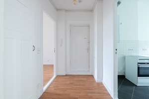 Bezugsfreie 2-Zimmer-Wohnung mit Altbau-Flair und modernem Tageslicht-Badezimmer, jetzt besichtigen – Rennbahnstrasse 24, 13086 Weißensee, Berlin – Vorschaubild 4