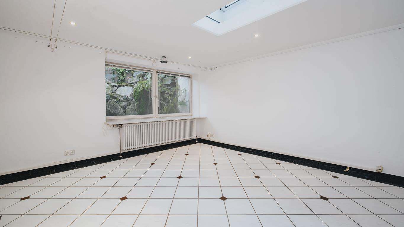 Immobilie in Breisach am Rhein - Vielseitig nutzbares Einfamilienhaus mit Büroeinheit und Einliegerwohnung in Breisach-Hochstetten - Bild 0