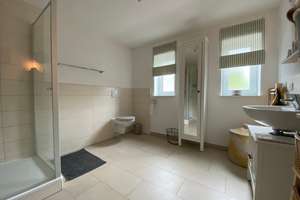 Großzügiges Wohnen in Marburg Marbach: Helle 2-Zimmer-Wohnung (91 qm) mit EBK, Terrasse & Stellplatz – Am Mühlteich 8, 35041 Marbach, Marburg – Vorschaubild 6