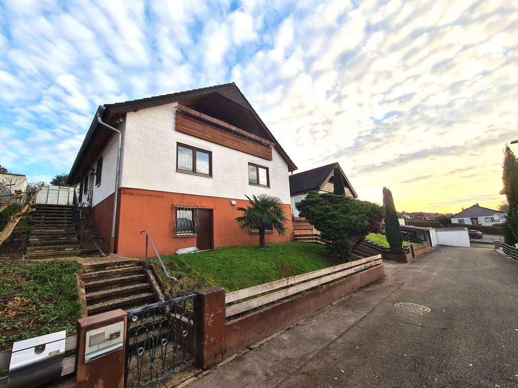 Immobilie in Remchingen - FREISTEHENDES FAMILIENHAUS IN SACKGASSENLAGE MIT 4 SCHLAFZIMMERN, 2 BÄDERN UND GARAGE - Bild 0