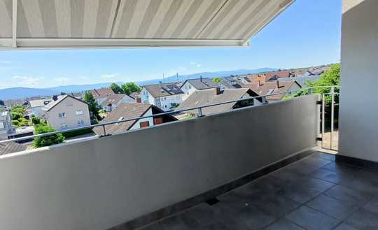 Moderne 3-Zimmer-Wohnung mit Balkon und Tiefgarage – Blick auf den Schwarzwald