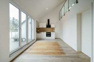 Stilvolle 3-Zimmer-Dachgeschosswohnung mit geh. Innenausstattung mit Balkon und EBK – Stettner Straße 23, 81549 München – Vorschaubild 2
