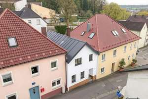 Stadthaus mit Genehmigung, Innenhof und großem Entwicklungsspielraum – Die vollständige Adresse der Immobilie erhältst du vom Anbieter., 93133 Burglengenfeld – Vorschaubild 2