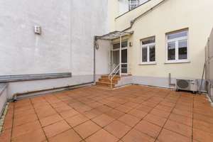 Stilvolles Gründerzeithaus mit 341m² Wohnfläche verteilt auf drei Wohneinheiten im Bonner Zentrum – Die vollständige Adresse der Immobilie erhältst du vom Anbieter., 53111 Bonn-Zentrum, Bonn – Vorschaubild 67