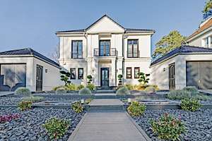 Hochwertige Villa mit ca. 300qm Wohn-/Nutzfläche, 2 Garagen, Pool in ruhiger Lage - provisionsfrei -