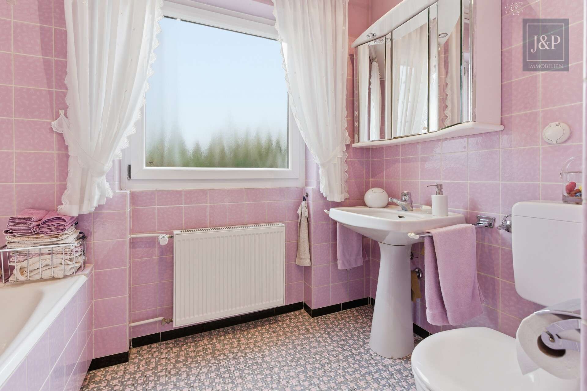 Immobilie in Liederbach - Flexibles Ein- bis Zweifamilienhaus mit großem Garten und viel Platz für die Familie - Bild 0