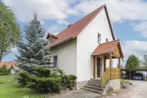 Sofort wohlfühlen: 4-Zi.-REH mit Garten und Carport in guter Lage von Bad Lauchstädt – Saalekreis – Vorschaubild 1