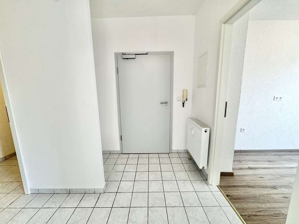 Immobilie in Schwalbach - Helle 2-Zimmer-Wohnung mit zwei Balkonen in zentraler Lage von Schwalbach - für Eigennutzer & Kapita - Bild 2