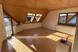 Sonnige 4,5 Zi. Dachgeschosswohnung mit Weitblick und Waldrandlage