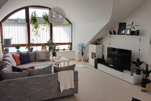 Individuelle, geräumige 2-Zimmer-Dachgeschosswohnung mit EBK in Hamburg