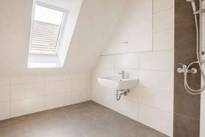 Moderne Neubau-Dachgeschosswohnung mit Balkon und ausgebautem Spitzboden – Die vollständige Adresse der Immobilie erhältst du vom Anbieter., 26624 Südbrookmerland – Vorschaubild 6