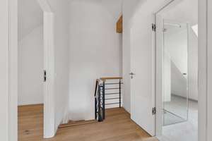 Exklusives Neubau-Domizil mit Einfamilienhaus-Flair | 6 Zimmer | Garten | Garage – Die vollständige Adresse der Immobilie erhältst du vom Anbieter., 81249 Lochhausen, München – Vorschaubild 18